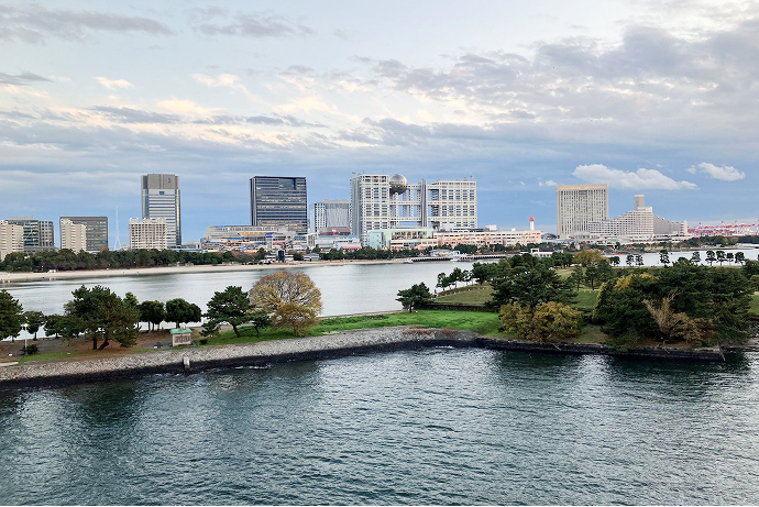 「実験都市」としてのスピード感と、再発見される自然