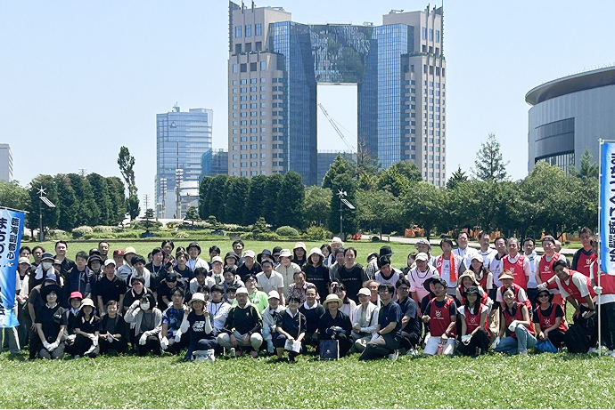 環境PTの活動には毎回100人を超える会員らが参加。この日は、臨海副都心エリアを訪れるお客様をおもてなしできるよう、夏の花々を植栽した